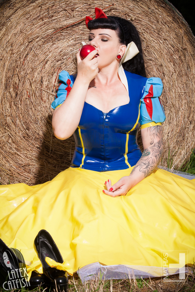 Latex Skirt Snow White